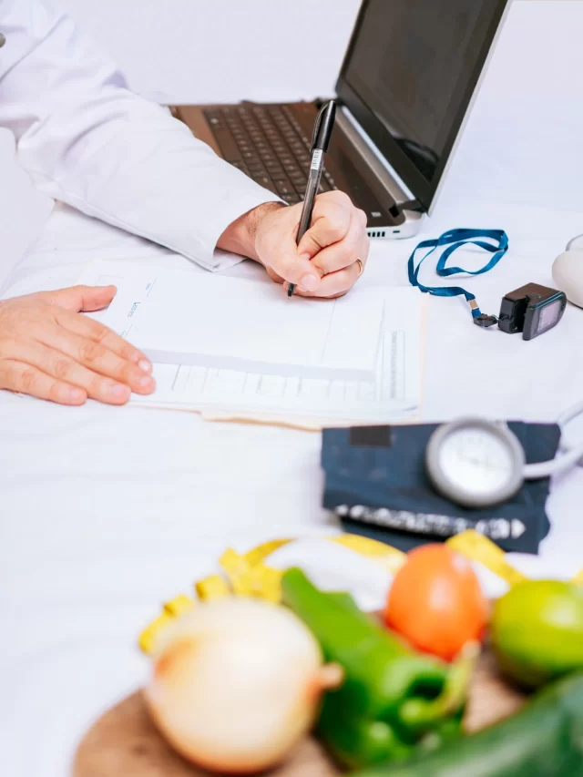 hands-male-nutritionist-taking-notes-his-desk-nutritionist-hands-taking-medical-records-office-closeup-nutritionist-writing-notepad